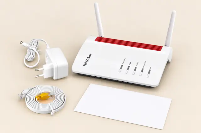 Inhalt des JobFunk-Pakets: 1. die FRITZ!Box 6850 5G mit angeschraubten Antennen, 2. das Netzteil, 3. ein LAN-Kabel, 4. der Willkommensbrief.
